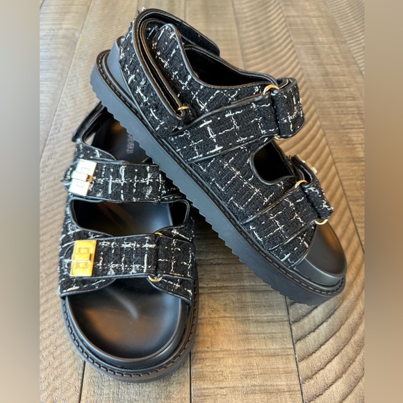 Forever 21 Shoes - Forever 21 Black Sporty Sandals with Velcro Straps Women’s Size 7 (NWOT)